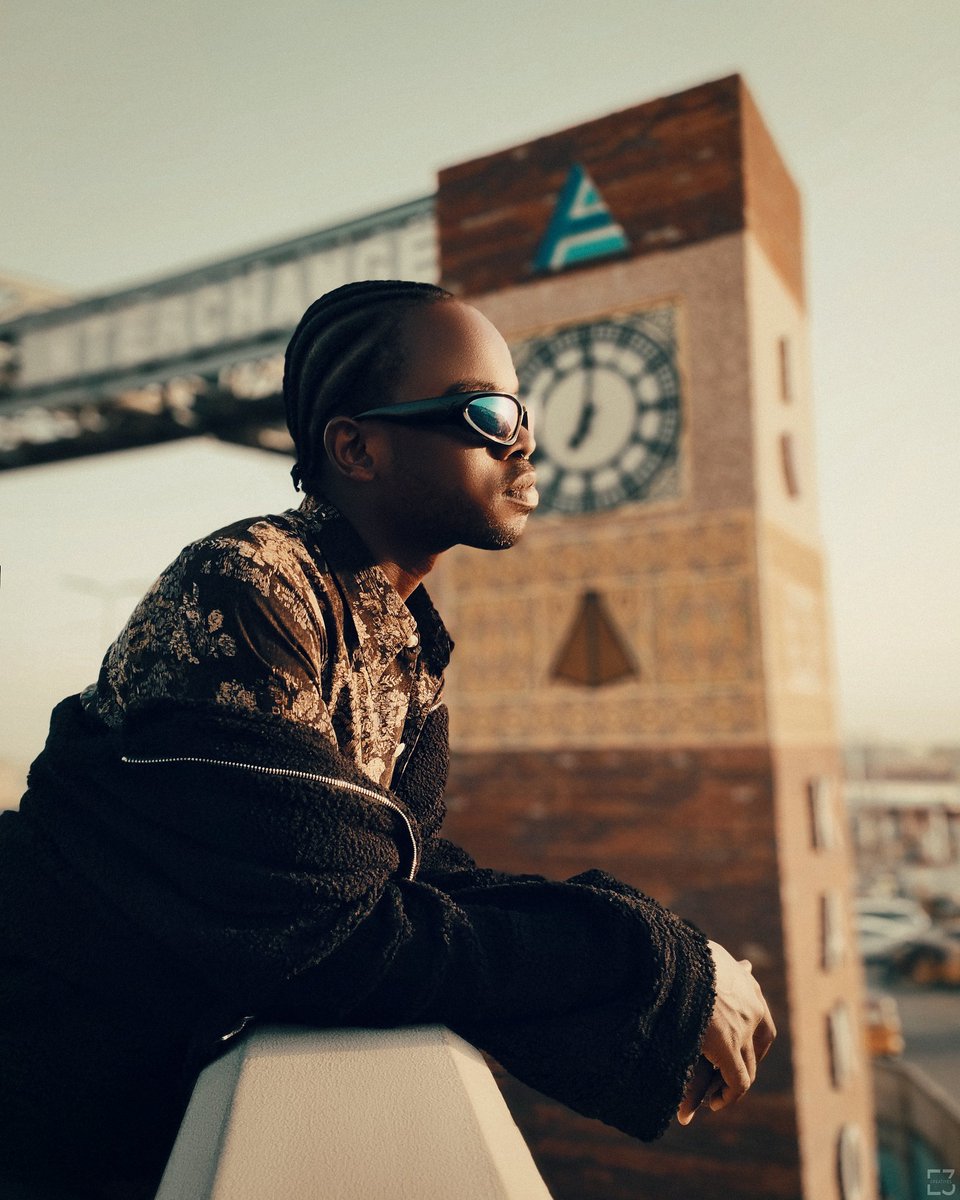 Emmanuel__Etum's tweet photo. Time Ticks, style stays.
Retro look from the future 🕑🔥.

Creative director | Photographer : ☝️
Inframe: @_muazzamserboh
🎞️: Shot on @Xiaomi Redminote 11 📱
.
#ElevateYourStyleBeyondTheFrame
 #streetphotography #retroportrait  #streetfashion  #photography #portraitphotography https://t.co/6x8hNpNVtk