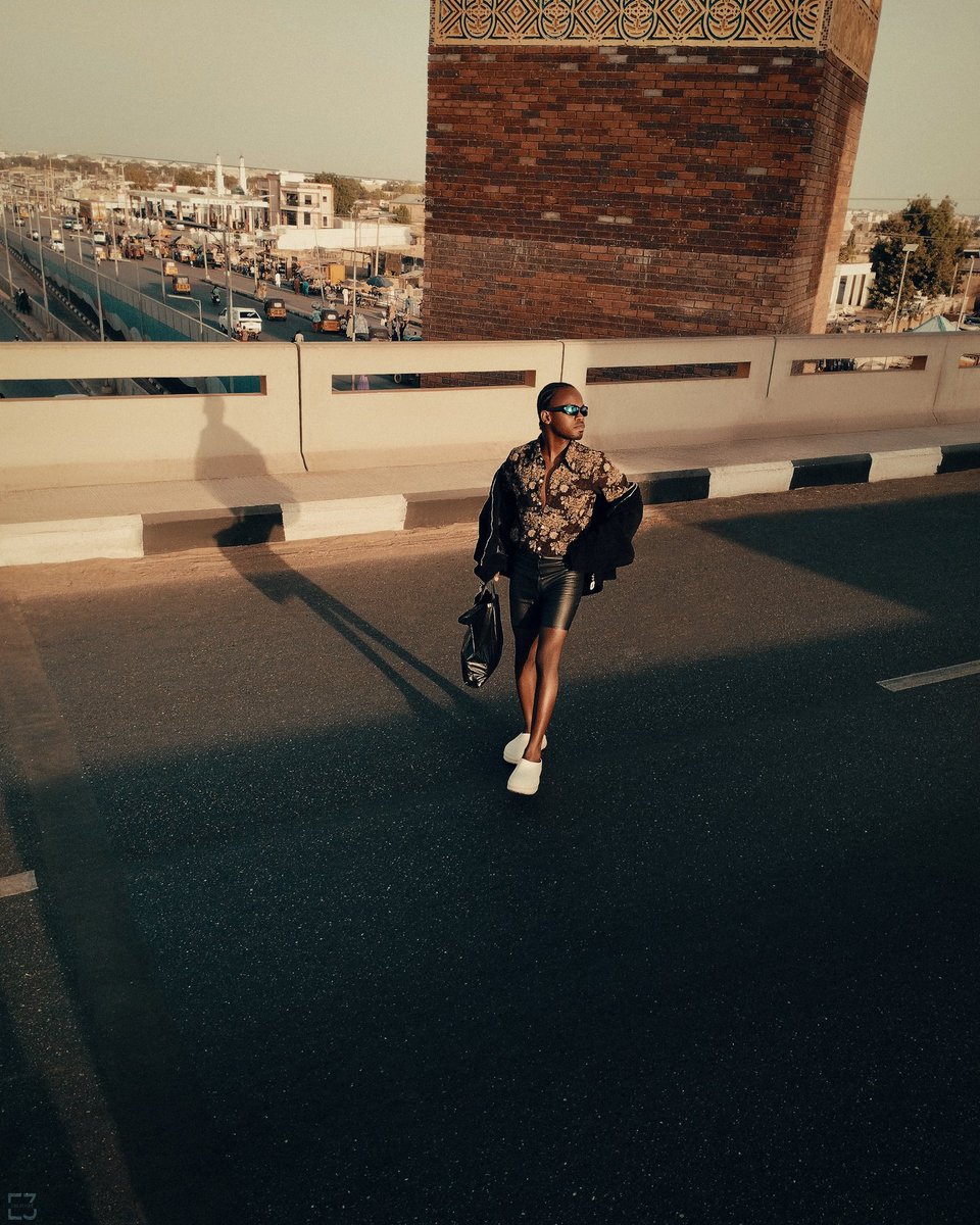 Emmanuel__Etum's tweet photo. Time Ticks, style stays.
Retro look from the future 🕑🔥.

Creative director | Photographer : ☝️
Inframe: @_muazzamserboh
🎞️: Shot on @Xiaomi Redminote 11 📱
.
#ElevateYourStyleBeyondTheFrame
 #streetphotography #retroportrait  #streetfashion  #photography #portraitphotography https://t.co/XkadEEXFmT