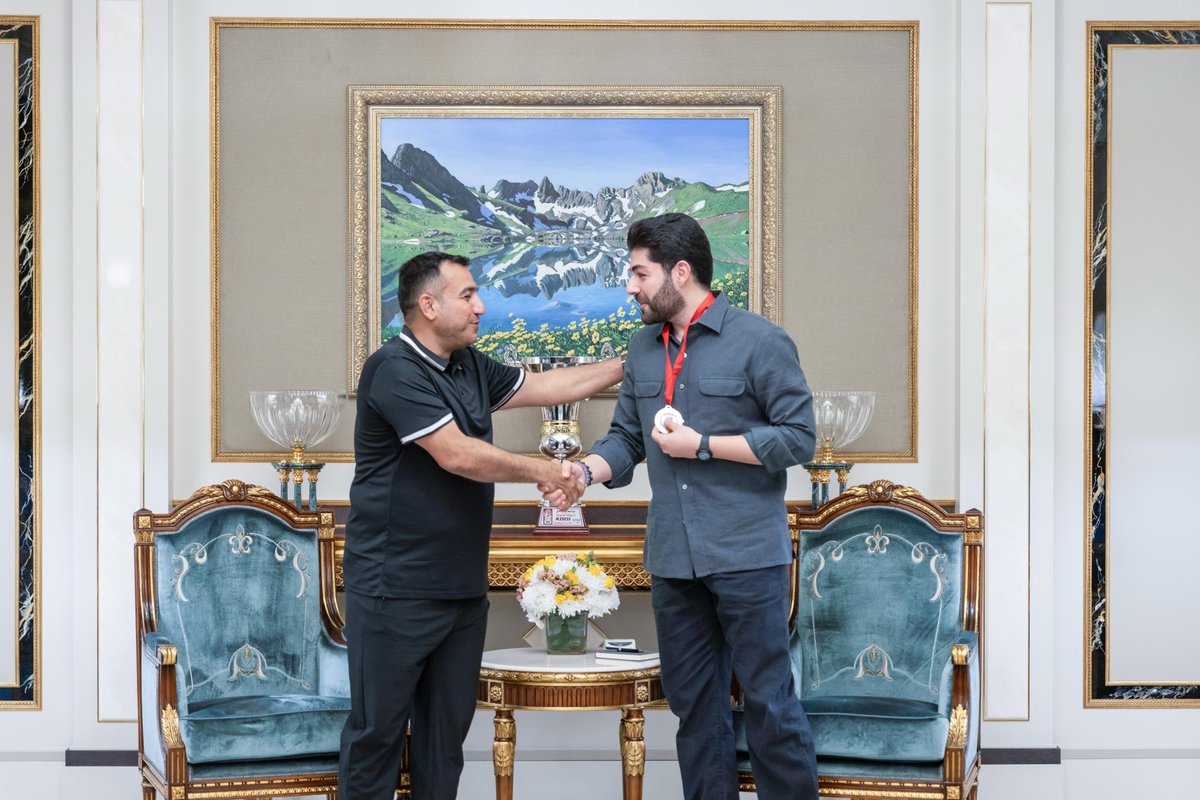 UsraJabar's tweet photo. بەڕێز ( ادریس نێچیرڤان بارزانی ) پێشوازی کرد لە تیپی هەڵبژاردەی یاریزانە دێرینەکانی هەولێر کە ئەم ساڵ بە ئاڵای کوردستانەوە براوەی هەڵبژاردەی تیپی یاریزانە دێرینەکانی وڵاتانی عەرەبی بوون لە وڵاتی تونس

 هەولێر
٢٠٢٥/٥/١٩
#Kurdistan #INB #tunes #football #RDN https://t.co/LPJAYAafe8