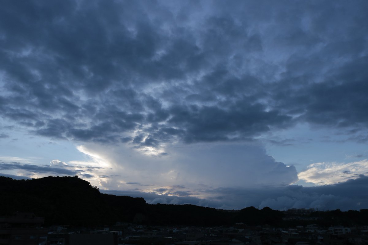downburst797's tweet photo. こっちのアカウントでは投稿しなくなったけど、空は今でも心を魅了し続けています！

#カコソラ
#空がある風景 https://t.co/RWcFxYFGJR