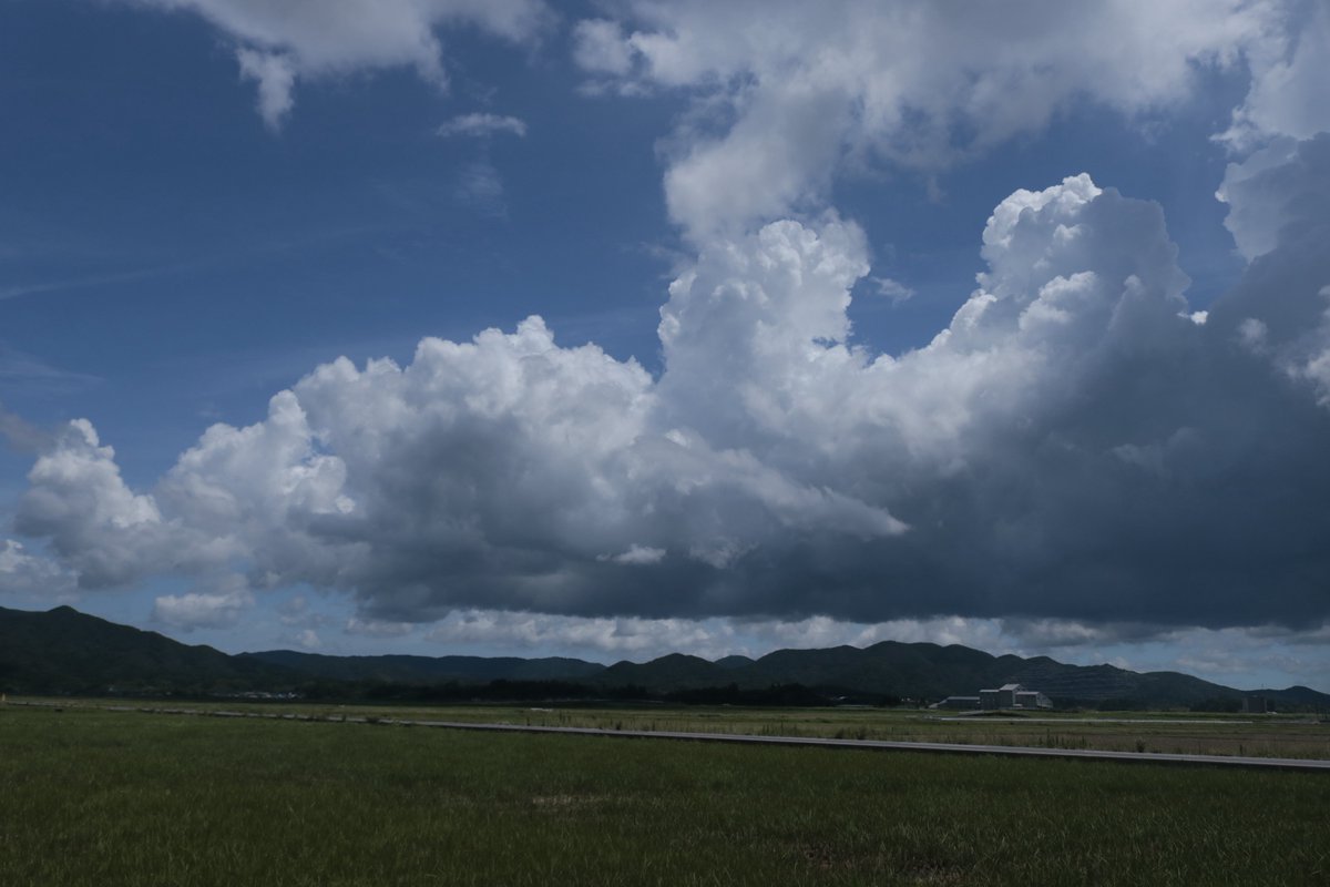 downburst797's tweet photo. こっちのアカウントでは投稿しなくなったけど、空は今でも心を魅了し続けています！

#カコソラ
#空がある風景 https://t.co/RWcFxYFGJR