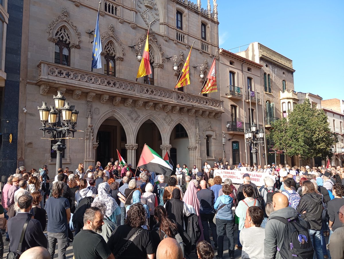 Ara mateix al Raval de Montserrat de #Terrassa, contra el genocidi. Assenyalem als culpables, no a la impunitat del estat de #Israel que realitza un genocidi a #gaza pero també a #cisjordania.