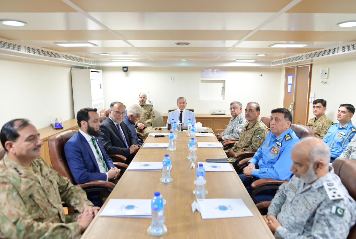 IslooInsider's tweet image. 🚢 PM boarded *PNS Taimur* (Type-054A Destroyer), briefed on PN’s:  
✔️ Operational readiness  
✔️ Role in safeguarding maritime trade  
✔️ Deterrent response to adversarial threats  
&quot;PN ensures absolute maritime sovereignty,&quot; PM stated.  
#MaritimeSecurity #PakistanArmedForces