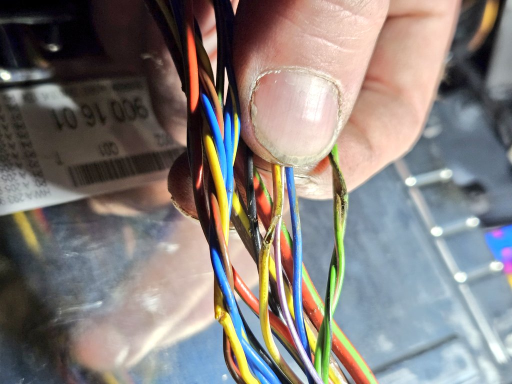 8 hours to find a damaged wire on a EQC400.
Buried between the floorpan &amp; the battery.
Great stuff.
Not 😡