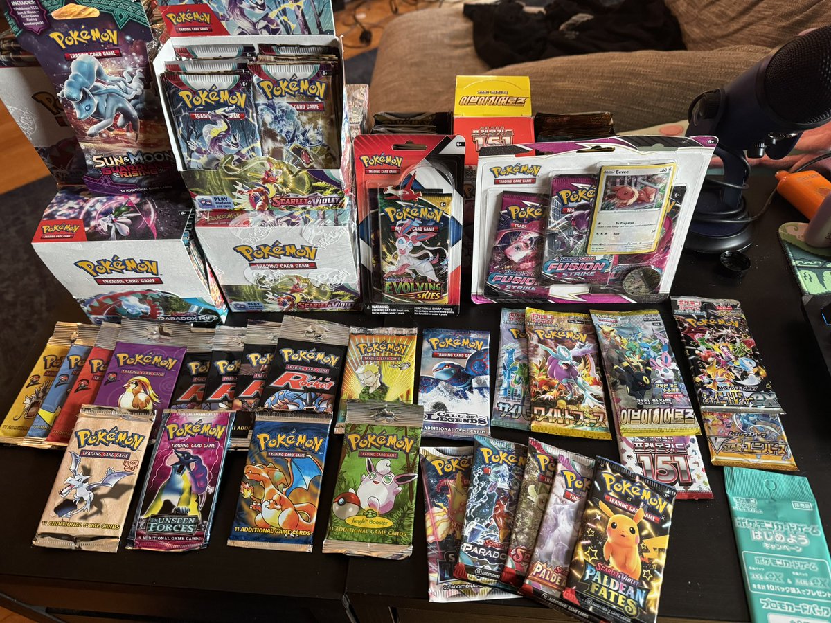 Flea's tweet image. Hey everyone! I am going to be selling off my sealed Pokémon collection via whatnot. 

Everyone gets a pack, and 14 people will get a VINTAGE pack worth over $200.

Date and time TBD, but please sign up and bookmark. New accounts will get $15 in store credit! 

Links below