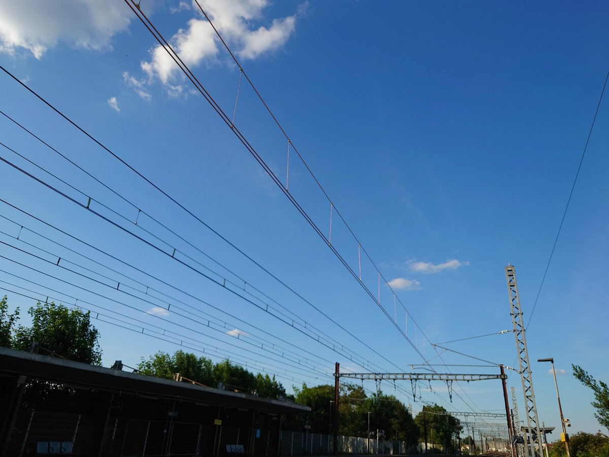 Il y a eu du changement pendant mes vacances. La nouvelle caténaire 25kV like se déploie tout doucement !