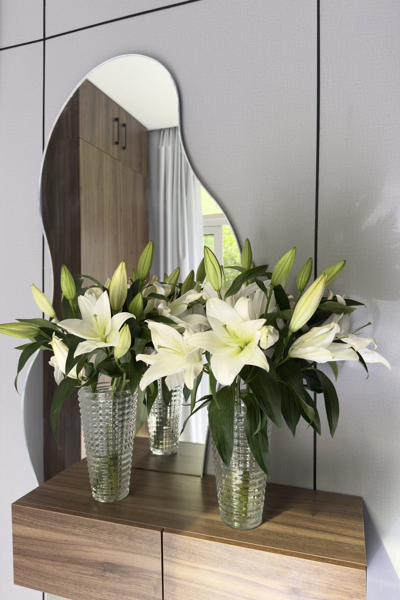 rw2bi's tweet image. Lilies for my birthday, I want to keep them with me forever 🥹