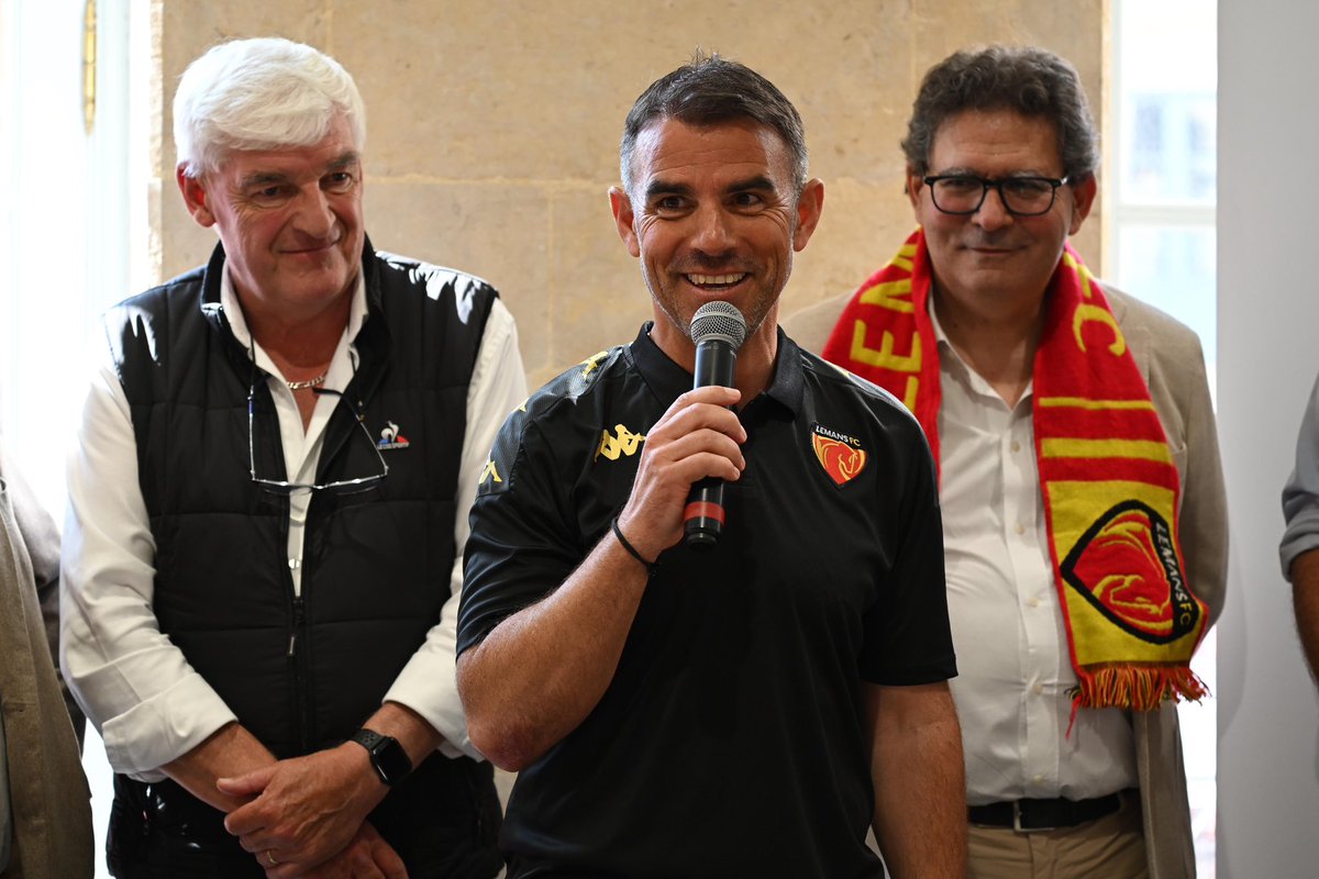 sarthefr's tweet photo. Patrick Desmazières, conseiller départemental, représentant Dominique Le Mèner, Président du Conseil départemental, était au Mans pour célébrer la victoire et la montée du Mans FC en Ligue 2, avec Stéphane Le Foll, Maire du Mans, le Président du club Thierry Gomez, les joueurs, le staff et les supporters du Mans FC. 

👏⚽️ Une occasion de renouveler les félicitations aux Sang et Or pour cette magnifique victoire !