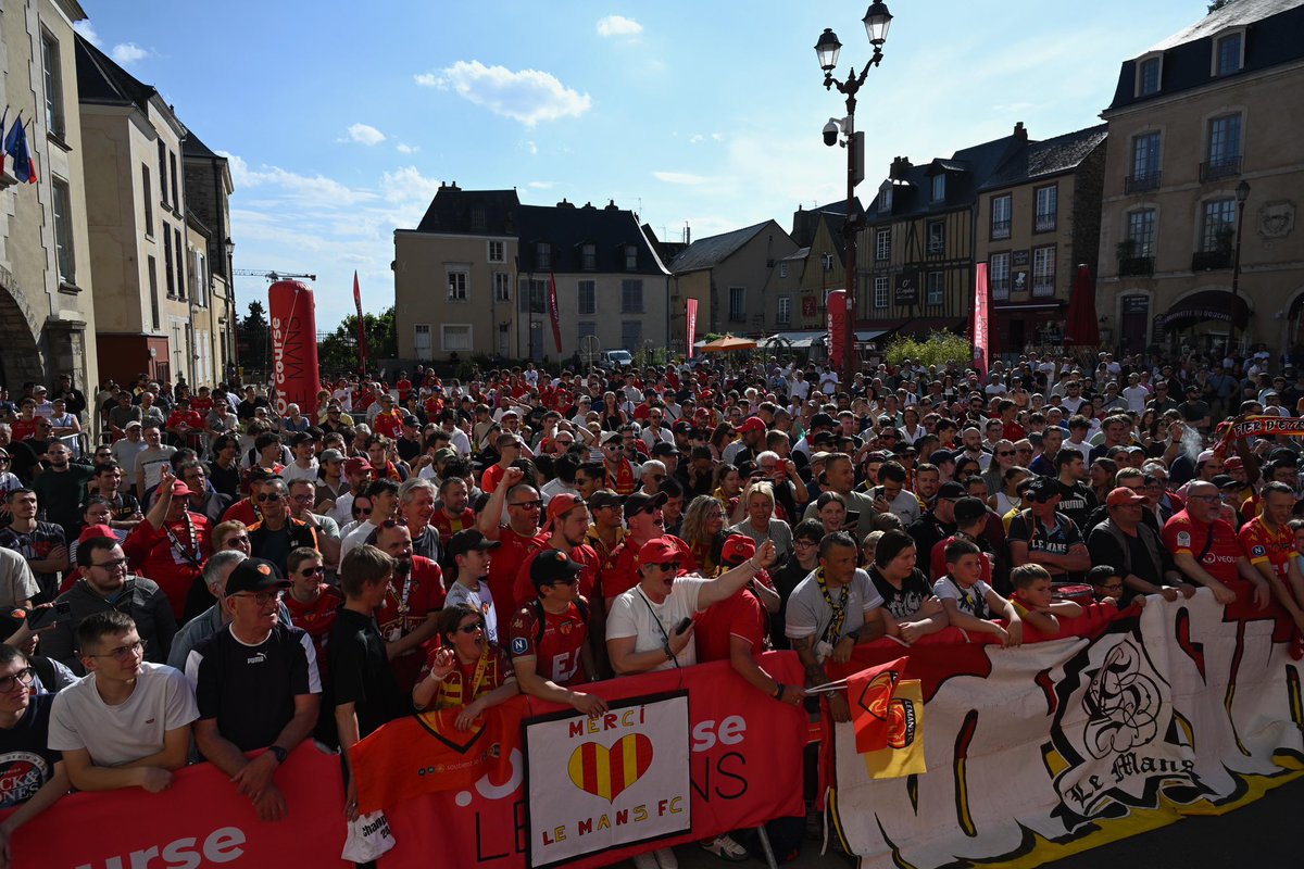 sarthefr's tweet photo. Patrick Desmazières, conseiller départemental, représentant Dominique Le Mèner, Président du Conseil départemental, était au Mans pour célébrer la victoire et la montée du Mans FC en Ligue 2, avec Stéphane Le Foll, Maire du Mans, le Président du club Thierry Gomez, les joueurs, le staff et les supporters du Mans FC. 

👏⚽️ Une occasion de renouveler les félicitations aux Sang et Or pour cette magnifique victoire !