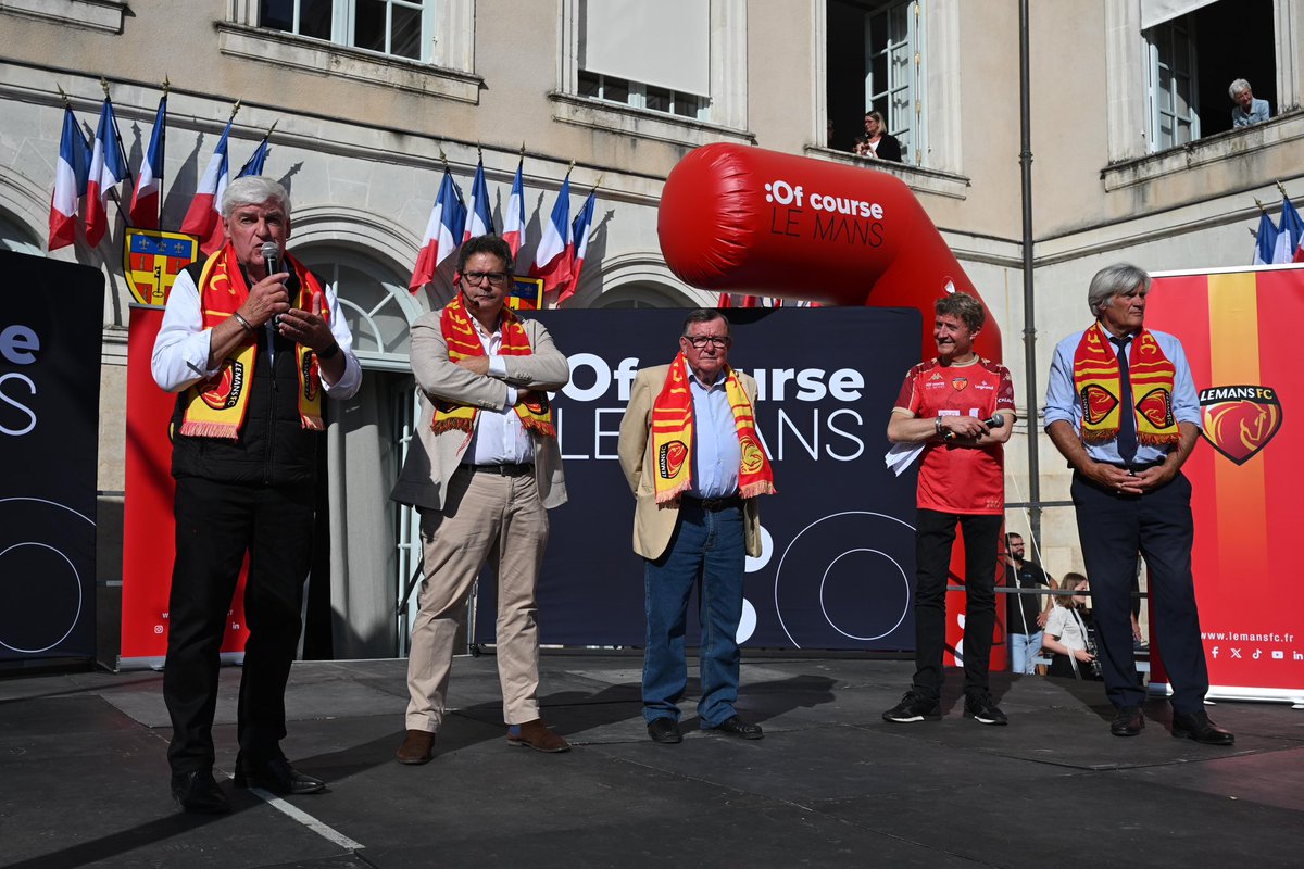 sarthefr's tweet photo. Patrick Desmazières, conseiller départemental, représentant Dominique Le Mèner, Président du Conseil départemental, était au Mans pour célébrer la victoire et la montée du Mans FC en Ligue 2, avec Stéphane Le Foll, Maire du Mans, le Président du club Thierry Gomez, les joueurs, le staff et les supporters du Mans FC. 

👏⚽️ Une occasion de renouveler les félicitations aux Sang et Or pour cette magnifique victoire !
