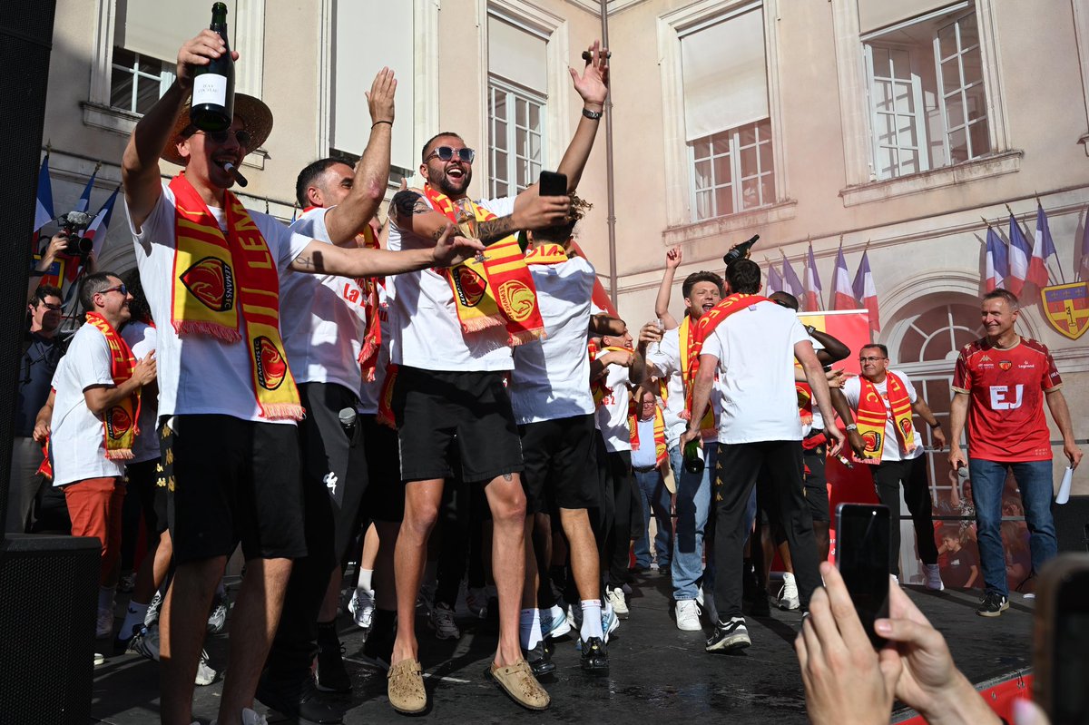 sarthefr's tweet photo. Patrick Desmazières, conseiller départemental, représentant Dominique Le Mèner, Président du Conseil départemental, était au Mans pour célébrer la victoire et la montée du Mans FC en Ligue 2, avec Stéphane Le Foll, Maire du Mans, le Président du club Thierry Gomez, les joueurs, le staff et les supporters du Mans FC. 

👏⚽️ Une occasion de renouveler les félicitations aux Sang et Or pour cette magnifique victoire !