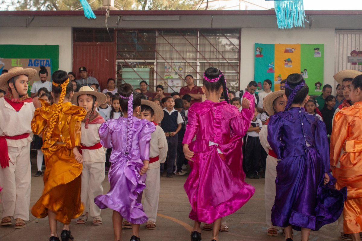 Trabajamos mano a mano Fundación AlEn, @TiendasMerza e <a href="/IslaUrbana/">IslaUrbana</a>, al instalar un nuevo sistema de captación de agua de lluvia en la primaria Francisco Villa en Uruapan, Michoacán, para que más de 516 personas de la comunidad escolar tengan acceso a agua limpia. ​
🌱💦