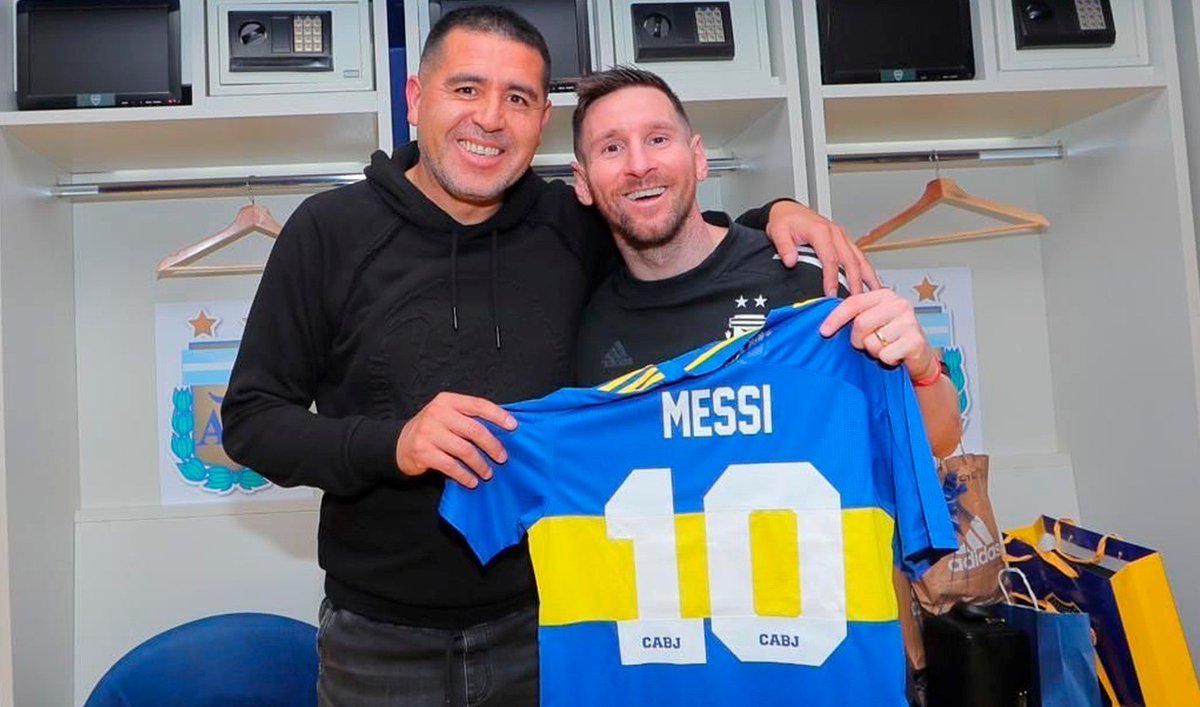 SoyChenemigo's tweet photo. RIVER / BOCA
Las glorias de ambos clubes ya lo tentaron.
#MessiARiver: la oferta incluye 30% de descuento en Banda, el restaurante del Monumental (pagando en efectivo o transferencia)
#MessiABoca: está difícil, primero se necesita la aprobación del Consejo de Fútbol. https://t.co/OQXf9QuqEW