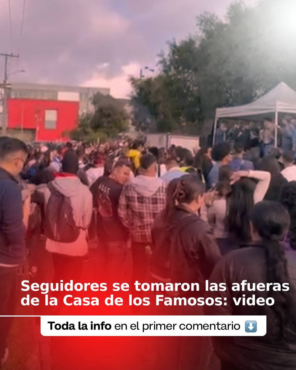 Juandihilismo's tweet photo. La policía dispersó la multitud lanzando hojas de vida https://t.co/LWvVuc0J9q