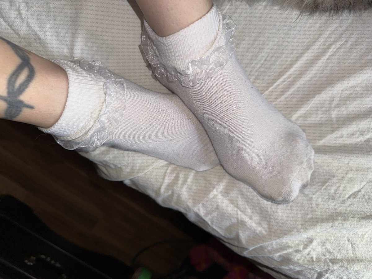 MissVsFeet's tweet photo. Good morning.. losers! 
Who wants a mouthful of feet? 
#feetforlife #feetseller #footslave #holidays #Feet https://t.co/UhEHDQg8sz