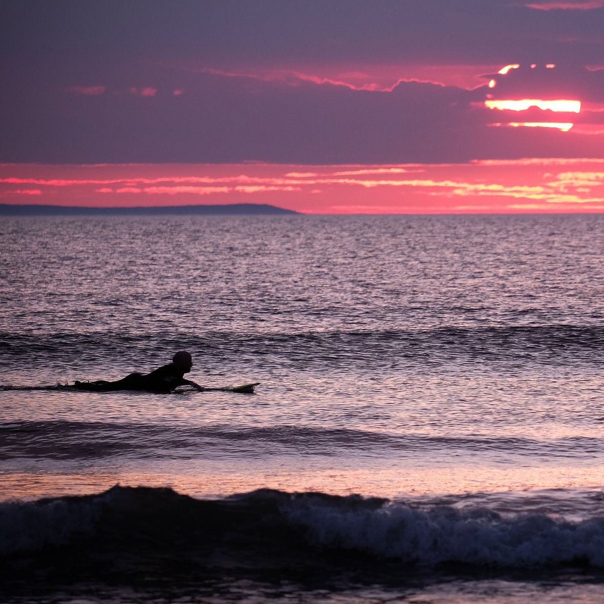thisdevon's tweet photo. Lone surfer last week at #westwardho #devon #this_devon #surf #sunset #surfer #solitude #devonsunset @sos_surf_uk @tikisurfcompany @circleonesurfco @oxbow https://t.co/L6TaOX64IE