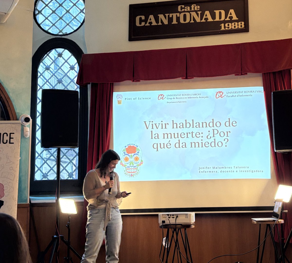 Comunicando en #pintofscience “Death Cafe” increíble como lo ha comunicado la profesora Jenifer Malumbres