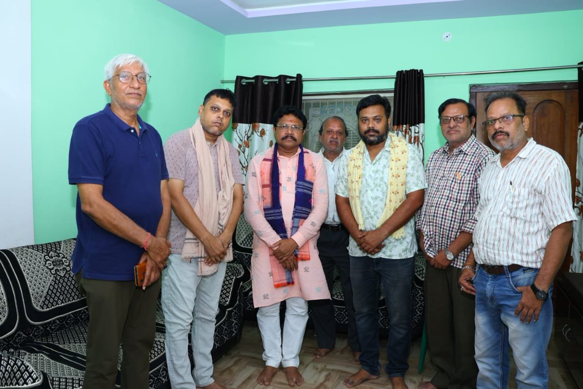 ବଲାଙ୍ଗୀର ମହାଲକ୍ଷ୍ମୀ ନଗର ବାସିନ୍ଦା ପୂର୍ବତନ ଷ୍ଟେଟ ବ୍ୟାଙ୍କ କର୍ମଚାରୀ ସନ୍ତୋଷ ପତି କିଛିଦିନ ତଳେ ମୃତ୍ୟୁବରଣ କରିଥିଲେ। ଆଜି ତାଙ୍କ ଘରକୁ ଯାଇ ପରିବାର ବର୍ଗଙ୍କୁ ଭେଟି ସମବେଦନା ଜଣାଇଲି। ମା' ସମଲେଇଙ୍କ ନିକଟରେ ତାଙ୍କ ଅମର ଆତ୍ମାର ସଦଗତି କାମନା କରୁଛି।