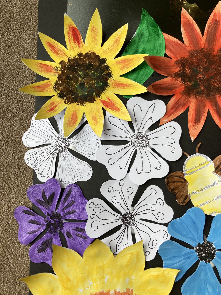 BishopMojo's tweet image. A fabulous World Bee Day piece from the ladies and gentlemen at Margaret House Residential & Dementia Care Home .
The detail on the individual pieces is amazing.
#creativemojo #WorldBeeDay #CareHomeActivities #wellbeing #artforallages @Artsincarehomes