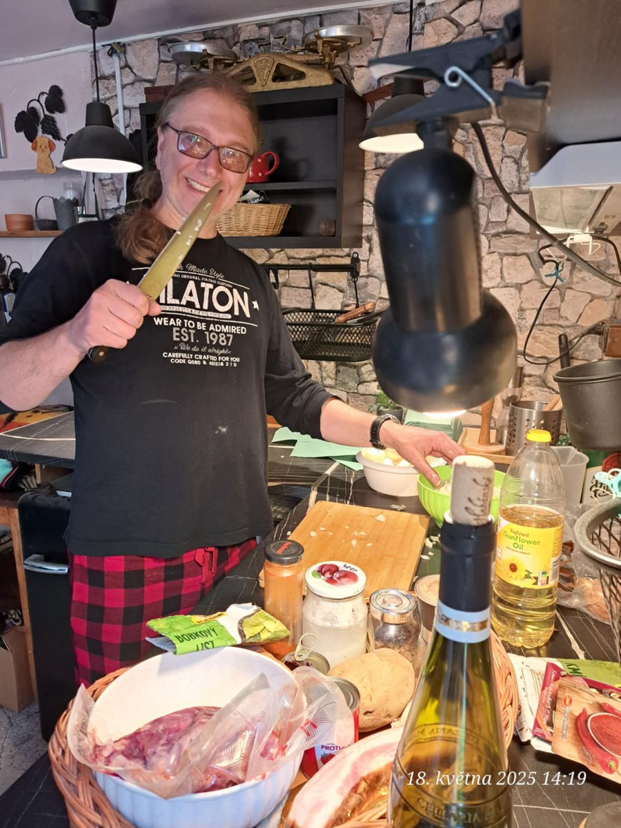 Jsem masový vrah a krájím maso. 
Pozdrav všem gulášožroutům z letní kuchyně. 🥘🧅🧄🧂