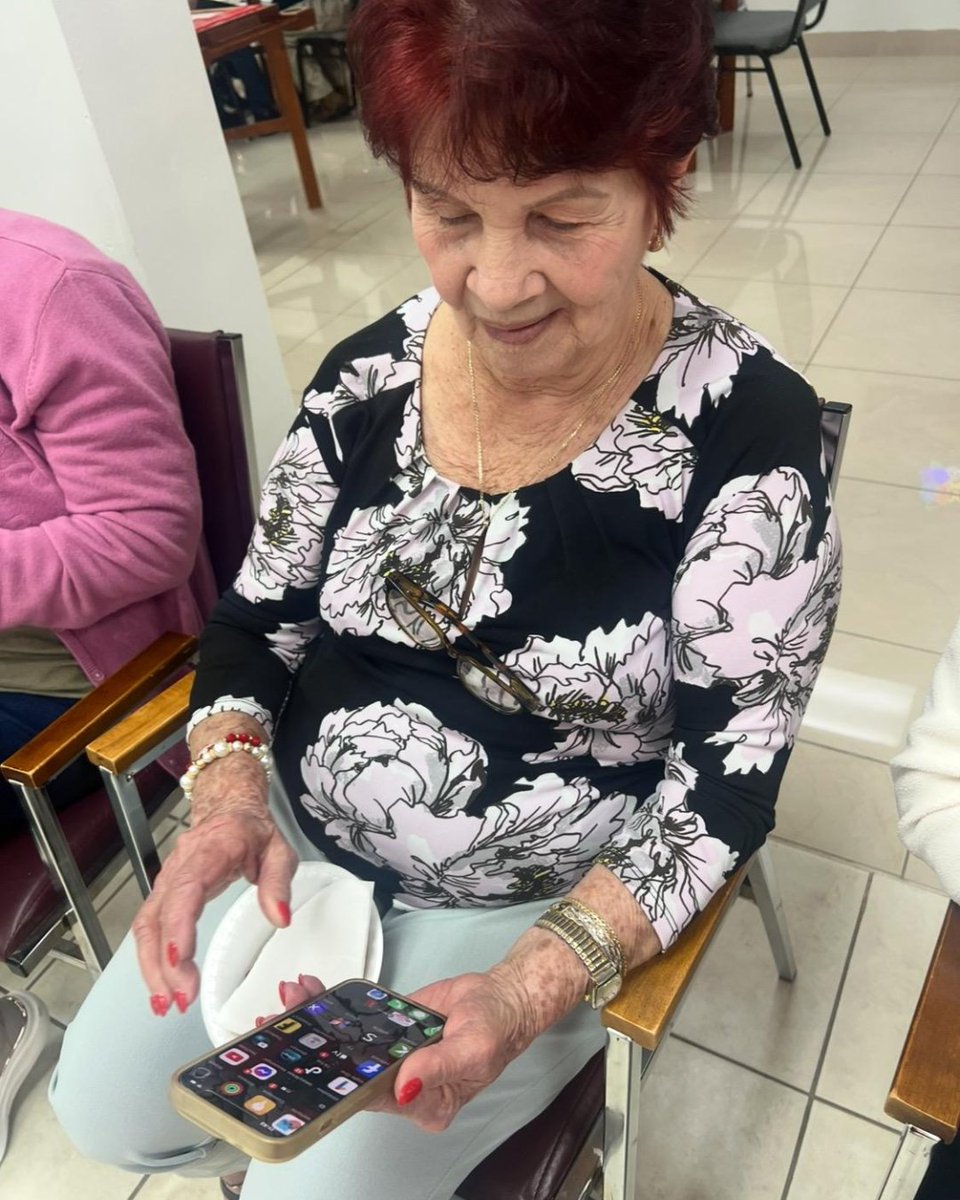 Llevando la #alfabetización digital a nuestras comunidades 📲🌐

En NHCOA seguimos fortaleciendo nuestro programa de #tecnología junto a AT&amp;T, gracias al compromiso y dedicación de nuestras promotoras de salud.

Recientemente, la promotora Flor M. ha facilitado sesiones en Miami,
