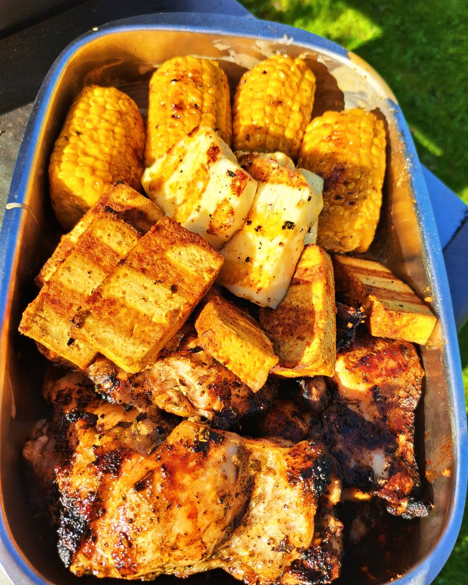 heta77's tweet photo. Grilli-ilta. 
Ulkoruokailuun mukava 21C.
Tofua, halloumia, maissia ja souvlaki maustettua kanan paistileikkeitä
#bbqchicken 
#chickensouvlaki #chickenthighs
#oregano #lemon #orangejuice #lovage 
#canesugar #dulcepaprika 
#halloumi 
#tofu #bbqtofu 
#corn #bbqcorn #chili https://t.co/t1QdNqUer5
