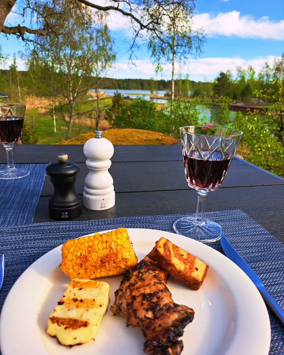 heta77's tweet photo. Grilli-ilta. 
Ulkoruokailuun mukava 21C.
Tofua, halloumia, maissia ja souvlaki maustettua kanan paistileikkeitä
#bbqchicken 
#chickensouvlaki #chickenthighs
#oregano #lemon #orangejuice #lovage 
#canesugar #dulcepaprika 
#halloumi 
#tofu #bbqtofu 
#corn #bbqcorn #chili https://t.co/t1QdNqUer5