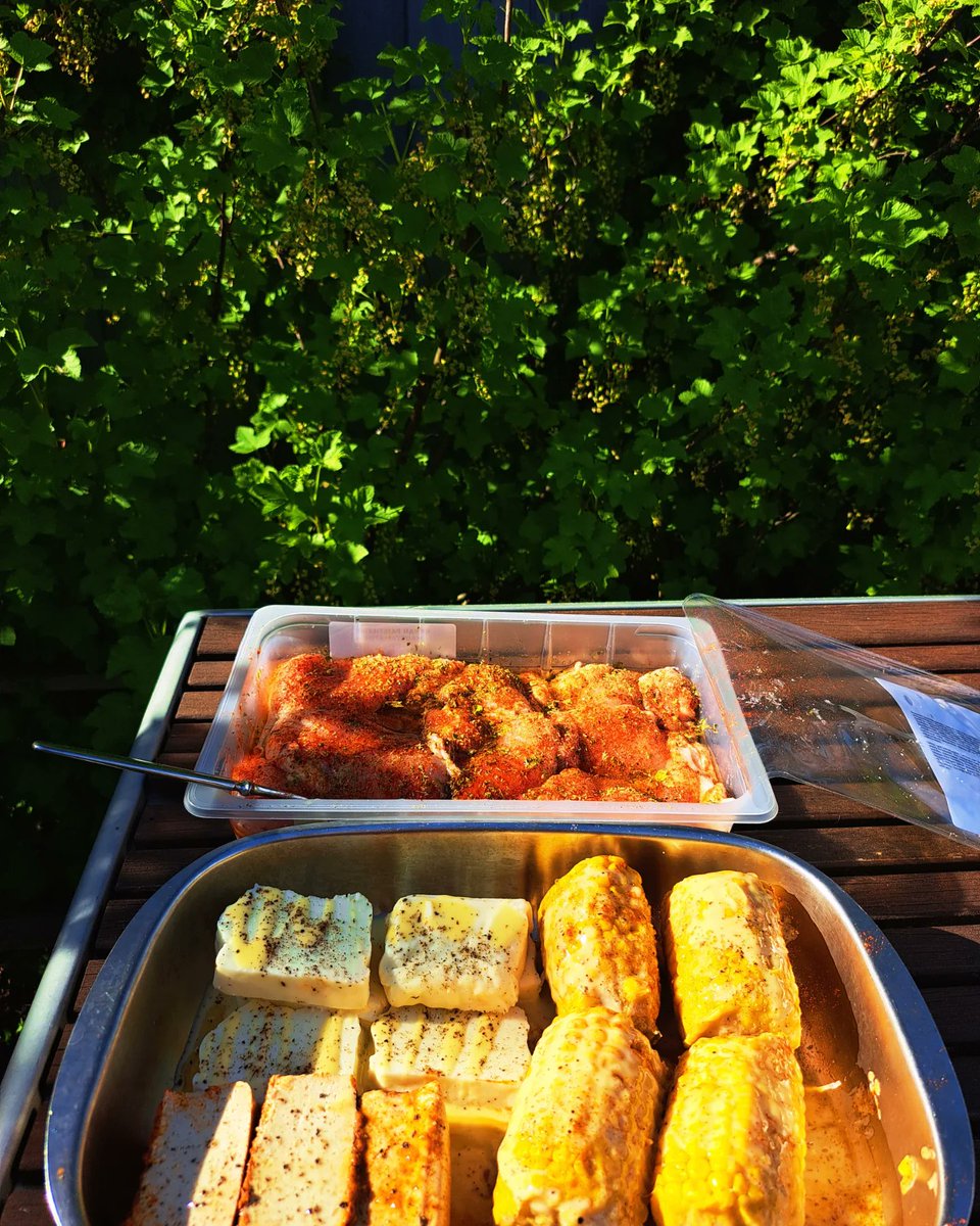 heta77's tweet photo. Grilli-ilta. 
Ulkoruokailuun mukava 21C.
Tofua, halloumia, maissia ja souvlaki maustettua kanan paistileikkeitä
#bbqchicken 
#chickensouvlaki #chickenthighs
#oregano #lemon #orangejuice #lovage 
#canesugar #dulcepaprika 
#halloumi 
#tofu #bbqtofu 
#corn #bbqcorn #chili https://t.co/t1QdNqUer5