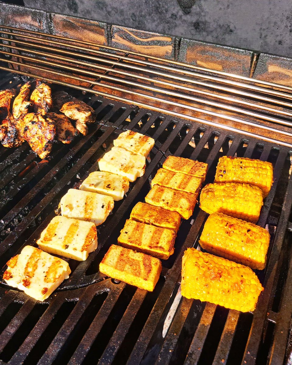 heta77's tweet photo. Grilli-ilta. 
Ulkoruokailuun mukava 21C.
Tofua, halloumia, maissia ja souvlaki maustettua kanan paistileikkeitä
#bbqchicken 
#chickensouvlaki #chickenthighs
#oregano #lemon #orangejuice #lovage 
#canesugar #dulcepaprika 
#halloumi 
#tofu #bbqtofu 
#corn #bbqcorn #chili https://t.co/t1QdNqUer5