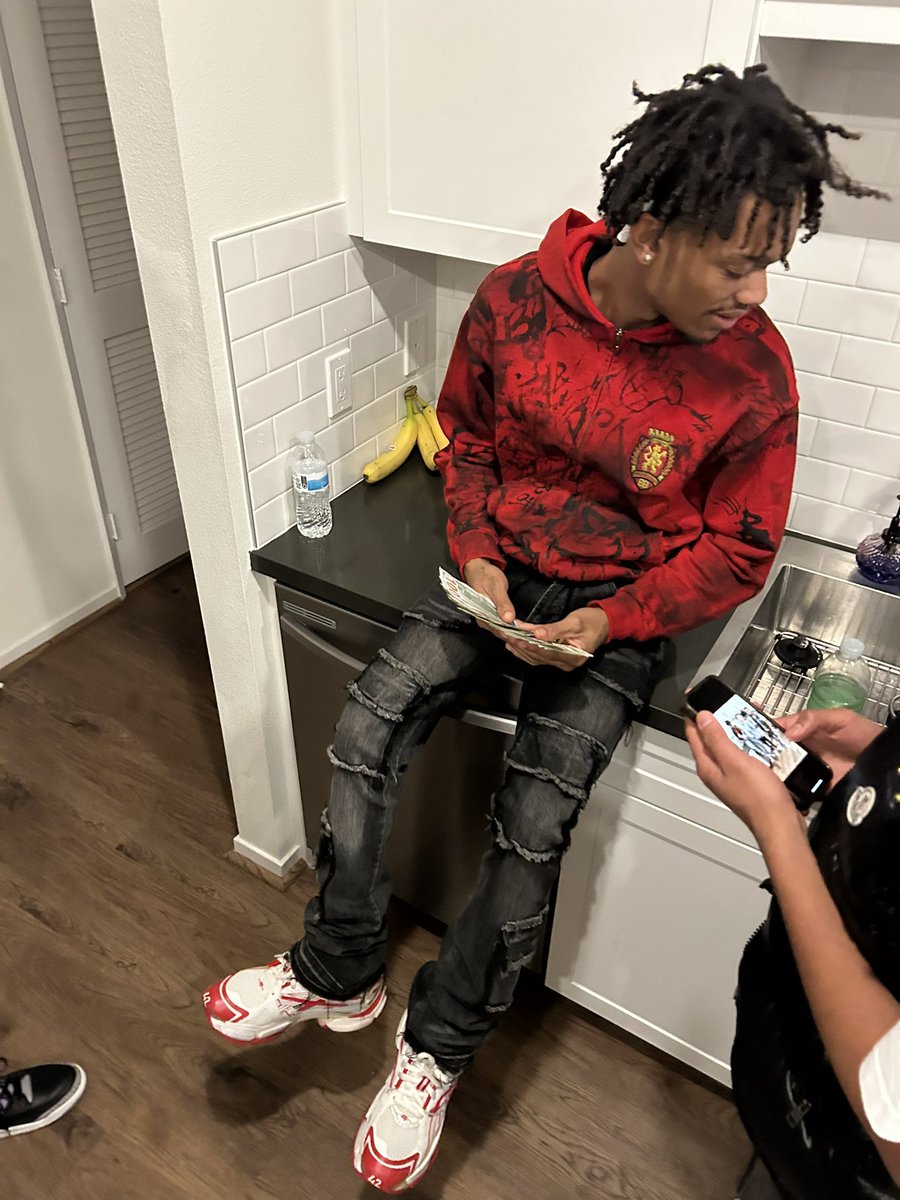 MrToptierr's tweet photo. Can’t let this bitch come spend the night i know this bitch a fan 🫩 https://t.co/GBInIFrWYe