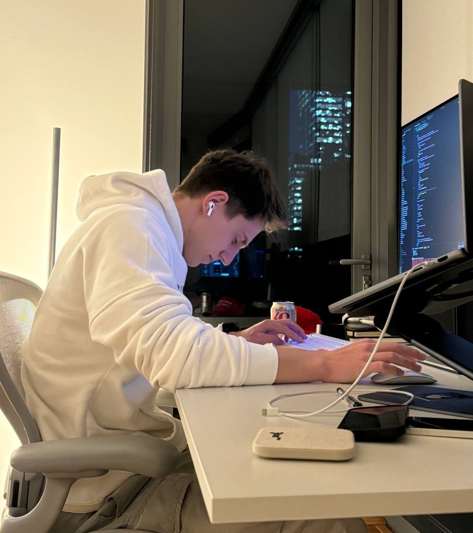 rebryk's tweet image. 𝟮𝟬𝟮𝟬: I left Amazon to build my first startup.
𝟮𝟬𝟮𝟭: 70-hour weeks, no holidays… 0 customers.
𝟮𝟬𝟮𝟮: Left my company. Tried again - and failed for the same reason. 

𝟮𝟬𝟮𝟯: Started @fluently_app. Almost ran out of cash. Tried to raise funds. Got 20+ rejections from…