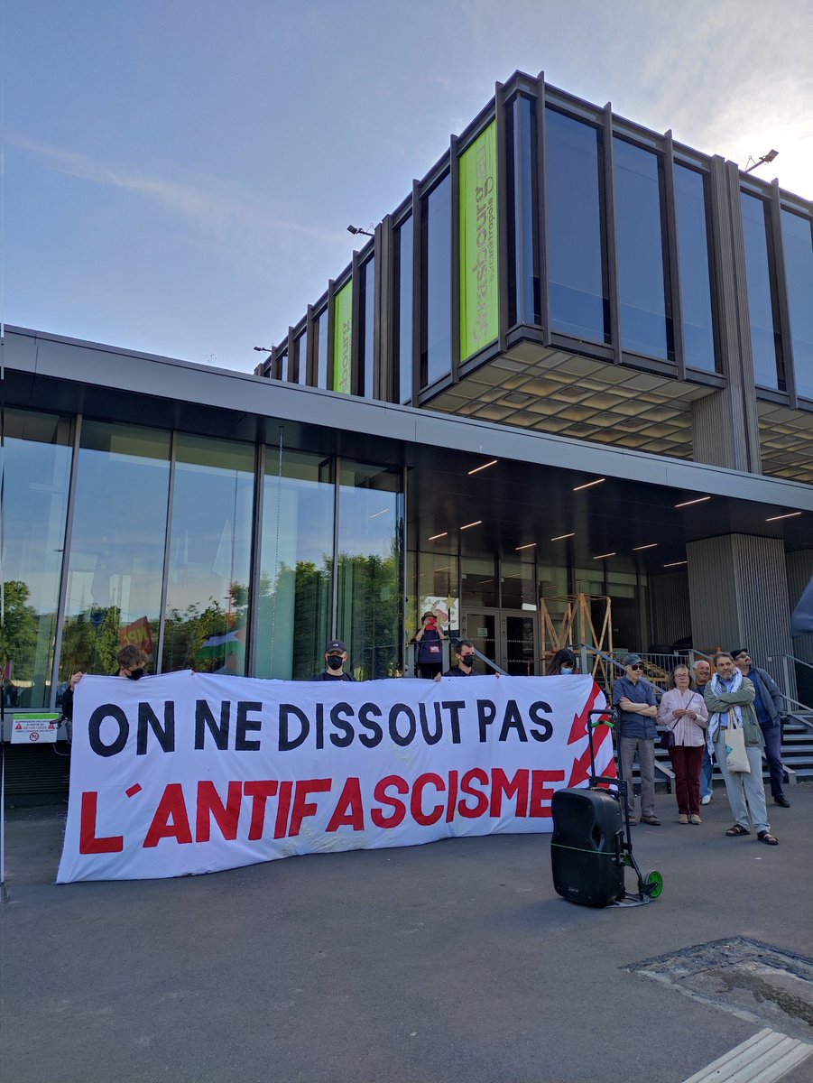 CCA_RCC's tweet photo. Rassemblement devant la mairie à #Strasbourg pour soutenir la motion dénonçant les dissolution de la @jeune_garde et @UrgencePal67 , organisons-nous et faisons bloc contre le racisme,  le colonialisme et le #fascisme !
@CemYoldass https://t.co/mIvvMCMzoE