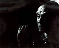 Jorge Luis Borges

Yaşlanmış bir əl,
Hələ qırışmaqda
Unutmaq istəyir

Tərcümə: (C)