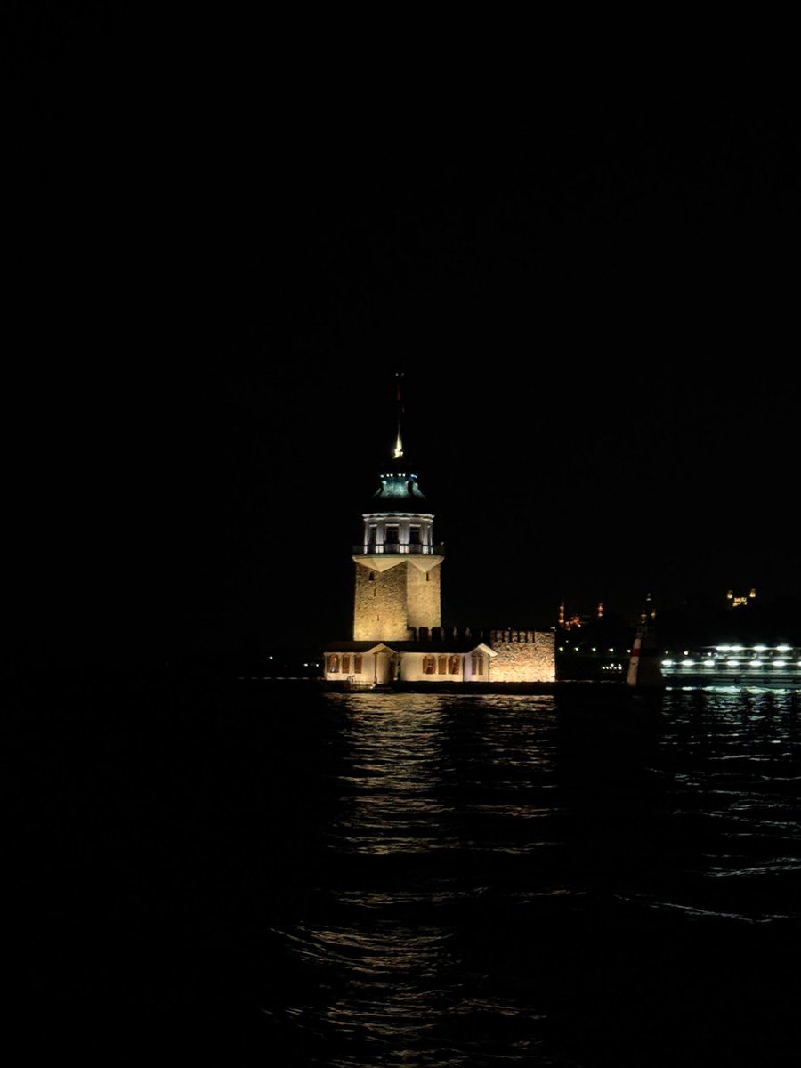epsilonvedelta's tweet photo. sevdiğim insanlarla bugün bu şehir farklı bir güzel ✨ https://t.co/W79rtMBnRw