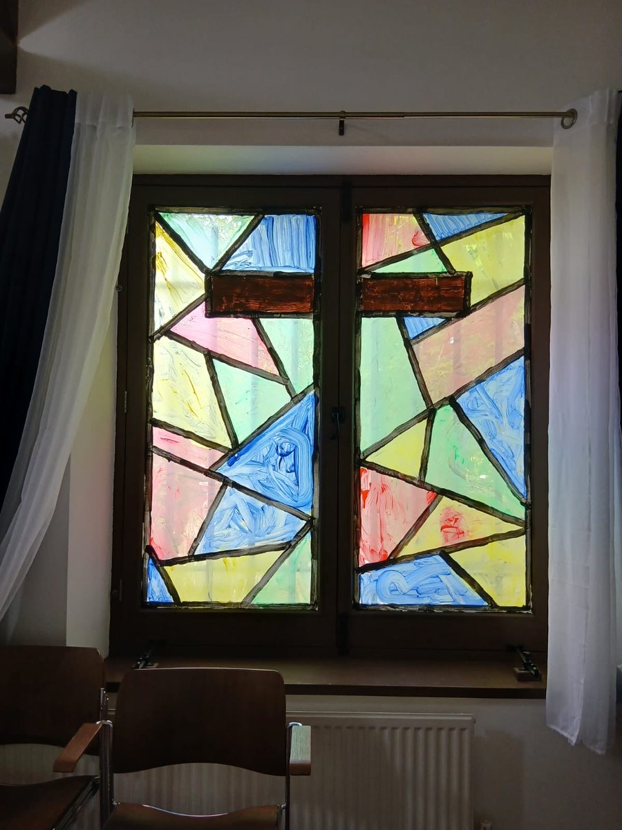 HelenCook18's tweet photo. Our children created their own stained glass ⁦@peters_church⁩ ⁦@SouthwarkCofE⁩ on Sunday.
Isn’t it beautiful! https://t.co/I2iXrgRLPa
