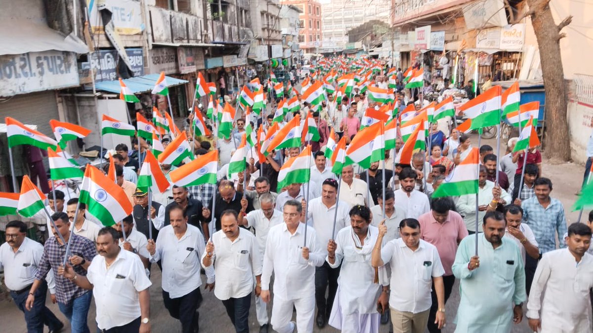 PanotMahendra's tweet image. જમ્મુ-કાશ્મીરના પહેલગામ ખાતે પ્રવાસીઓ પર થયેલા આતંકી હુમલાની ઘટના બાદ ભારતીય સેનાએ ‘ઓપરેશન સિંદૂર’ દ્વારા માઁ ભારતીને તથા આપણા તિરંગાને અપાવેલા ગૌરવને વધારવા આજે તળાજા શહેર અને તાલુકા ના નગરજનો દ્વારા આયોજિત ભવ્ય તિરંગા યાત્રા યોજવામાં આવી.

ભારત માતા કી જય...🇮🇳
#TirangaYatra