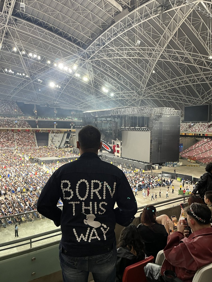 vandelavan's tweet image. Menyelesaikan ibadah Mayhem dengan hikmat. 

This is for 2011-2012 Van who ordered this custom made Born This Way jacket, knowing that jacket carries an identity he hides deeply that time.

13 years later, this jacket is finally out of the closet and proudly worn again 🫶
