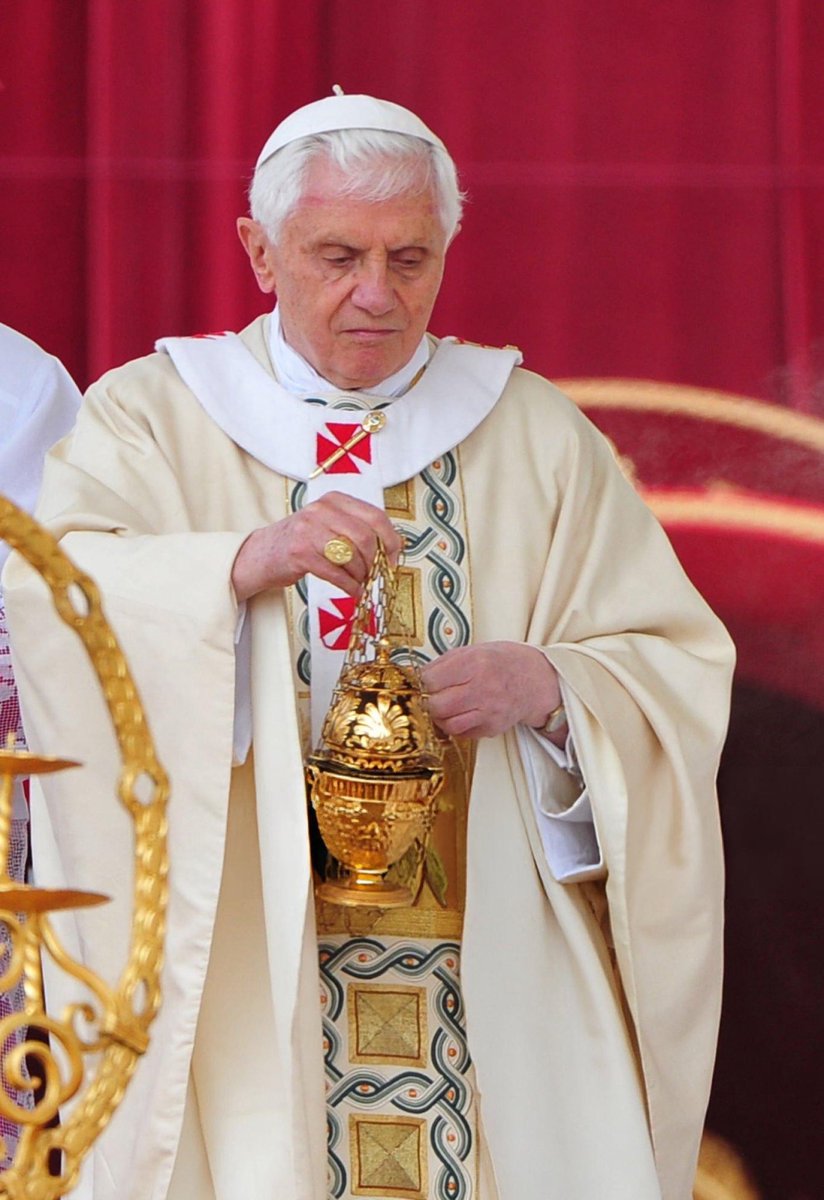 VaticanReportIt's tweet photo. The chasuble worn yesterday by Pope Leo XIV is a true relic, as it was also worn by his three immediate predecessors, including Saint John Paul II. The chasuble was made by the Rosano Nuns in the 1980s. #LeoXIV https://t.co/XVBfJRgx7m