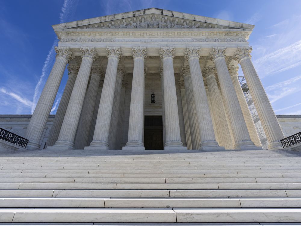 TheTorontoSun's tweet image. Supreme Court allows Trump to strip protections from some Venezuelans; deportations could follow torontosun.com/news/world/sup…