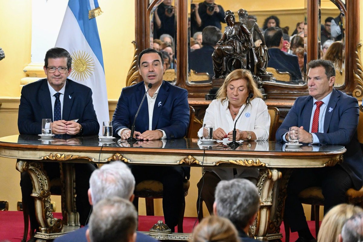 JBeeSellares's tweet image. Acompañé al Gobernador @gustavovaldesok en la entrega de aportes a Bibliotecas Populares, para la compra de libros, apoyo escolar, dictado de talleres y reformas edilicias.
🙌 La cultura promueve el desarrollo humano y social.