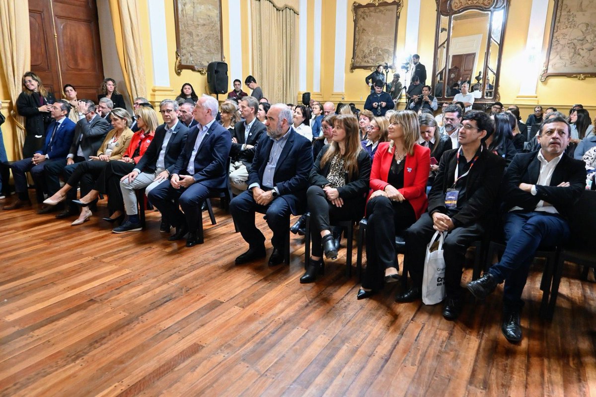 JBeeSellares's tweet image. Acompañé al Gobernador @gustavovaldesok en la entrega de aportes a Bibliotecas Populares, para la compra de libros, apoyo escolar, dictado de talleres y reformas edilicias.
🙌 La cultura promueve el desarrollo humano y social.