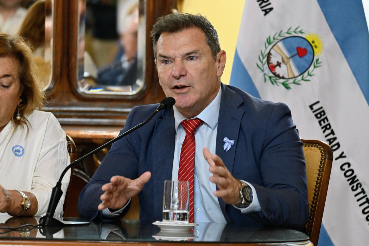 JBeeSellares's tweet image. Acompañé al Gobernador @gustavovaldesok en la entrega de aportes a Bibliotecas Populares, para la compra de libros, apoyo escolar, dictado de talleres y reformas edilicias.
🙌 La cultura promueve el desarrollo humano y social.