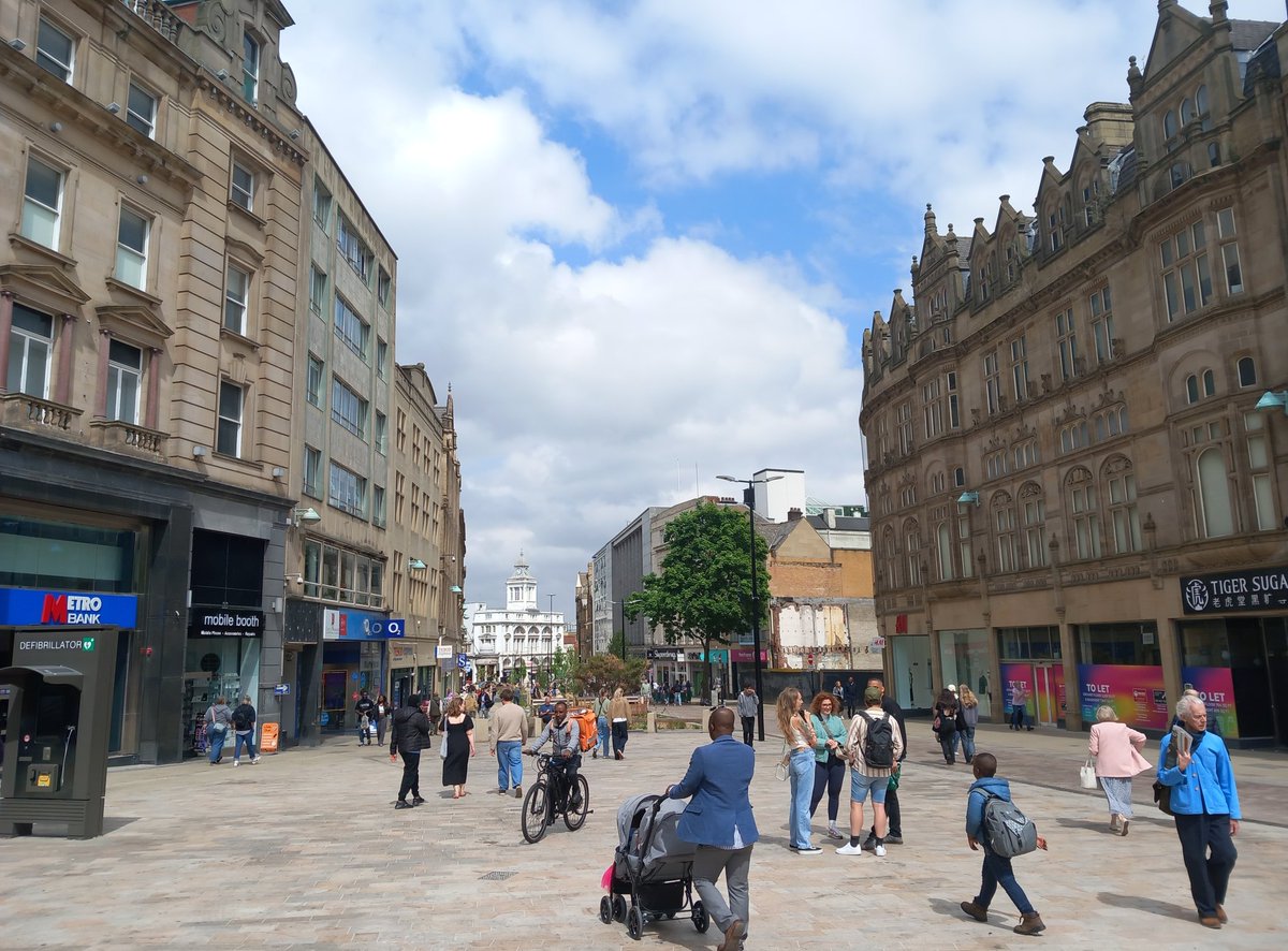1/2 Fargate looking superb on Sunday, with plenty of people about too. Disposable vape ban from 1st of June will hopefully get rid of those stores, the other blemish is the site at the junction with Norfolk Row. 🧵