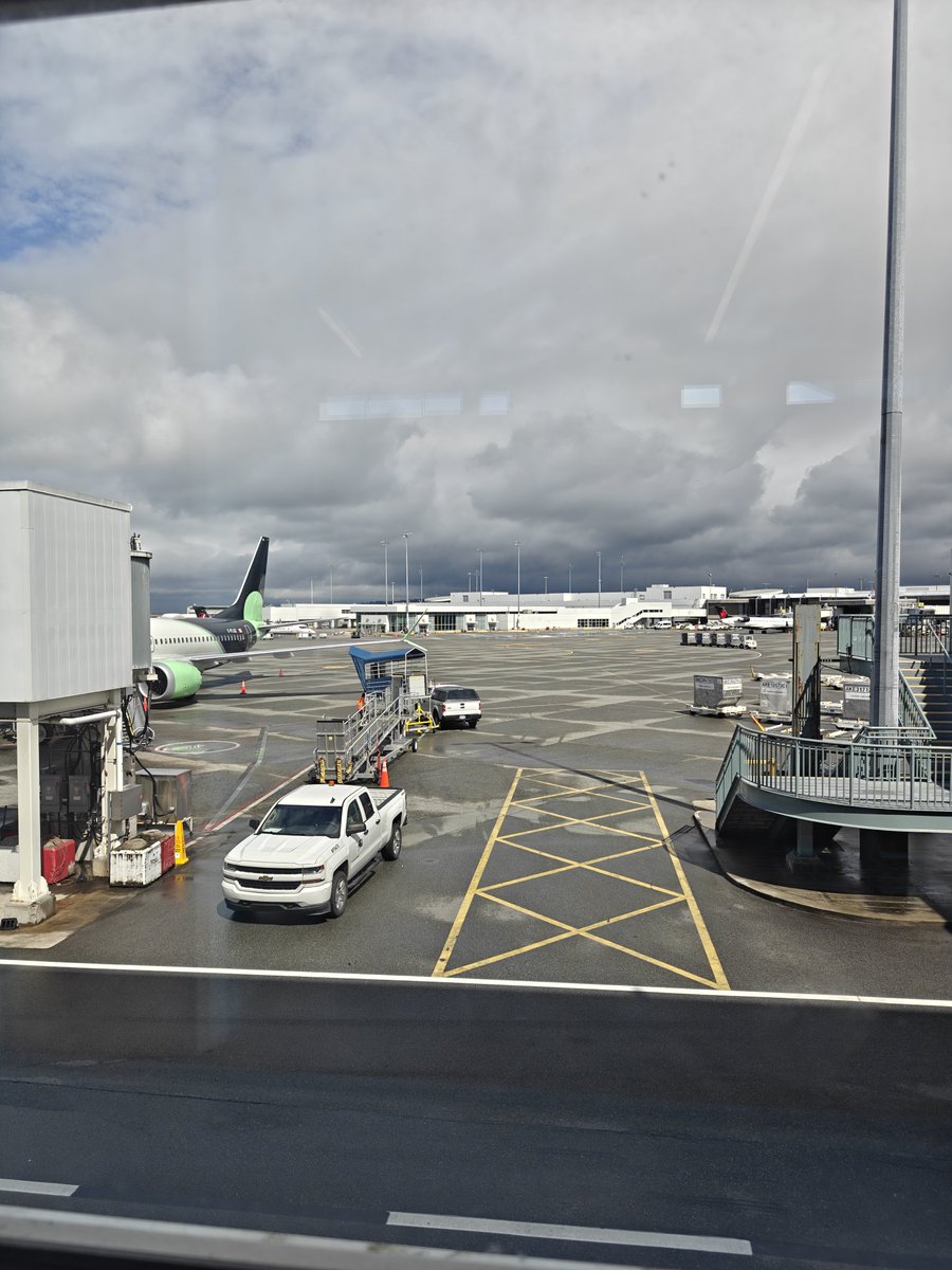 jvasquezyyc's tweet photo. Hasta luego YVR https://t.co/4S15qIlues