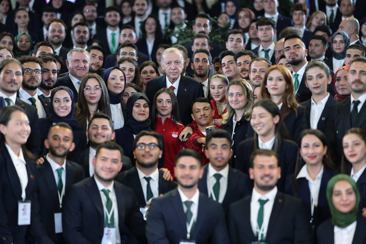OA_BAK's tweet photo. 19 Mayıs Atatürk’ü Anma, Gençlik ve Spor Bayramı vesilesiyle Cumhurbaşkanımız Sayın @RTErdogan’ın ev sahipliğinde gençlerimiz ve sporcularımızla bir araya geldik.

Gençlerimizin gelecek yürüyüşünde ve Türk sporunun yükselişinde her daim en büyük destekçimiz olan Sayın Cumhurbaşkanımıza şükranlarımızı sunuyoruz.

#TürkiyeninGücüGençliği🇹🇷