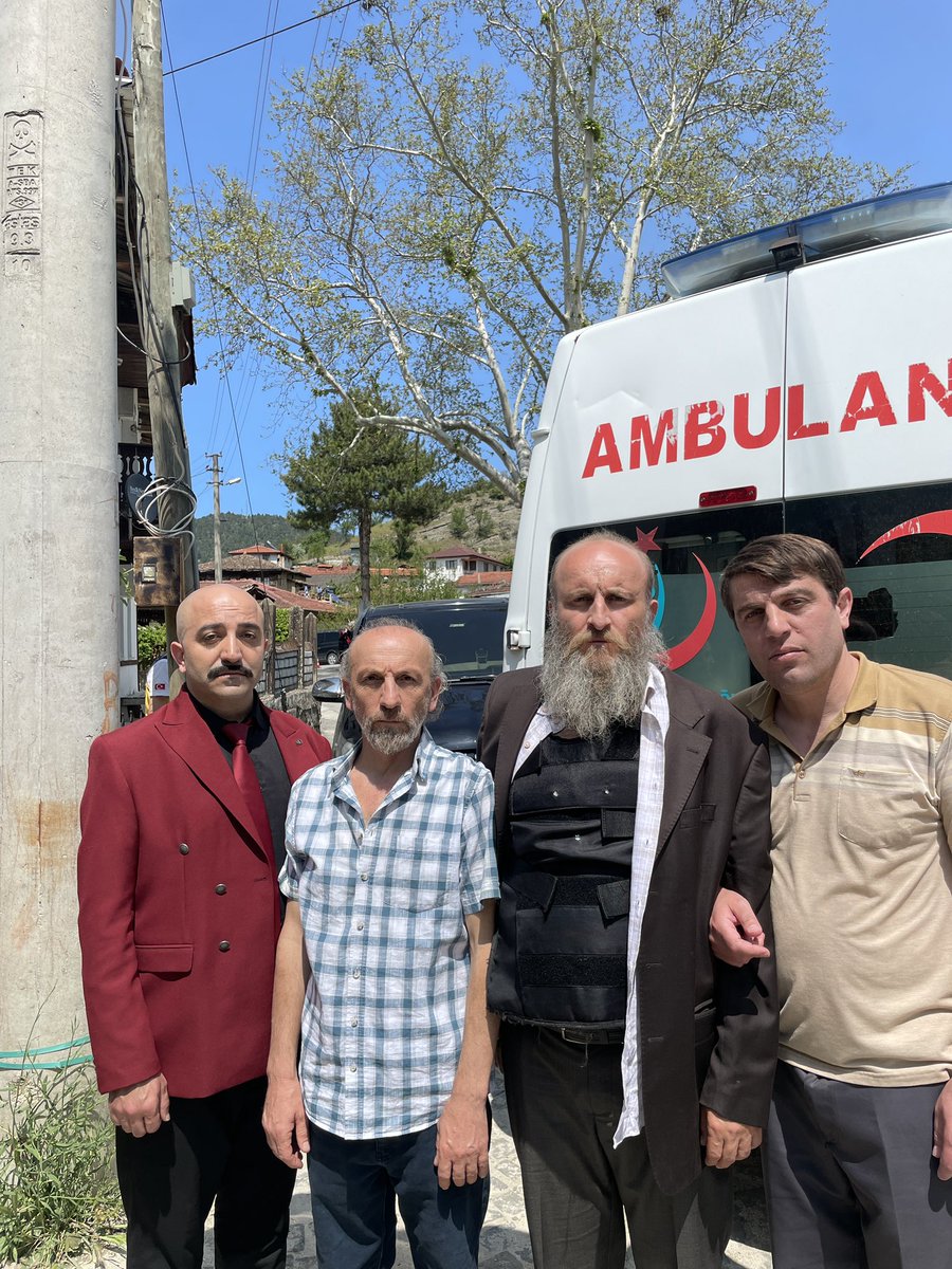 Bazen her şey göründüğü gibi olmuyor bazen de göründüğü gibi oluyor Bir harf çok şey anlatır keşke kadraja girseymiş dersin neyse.biz setteyiz çekimlere devam 🥸☺️ #ofluhoca5geliyor😉