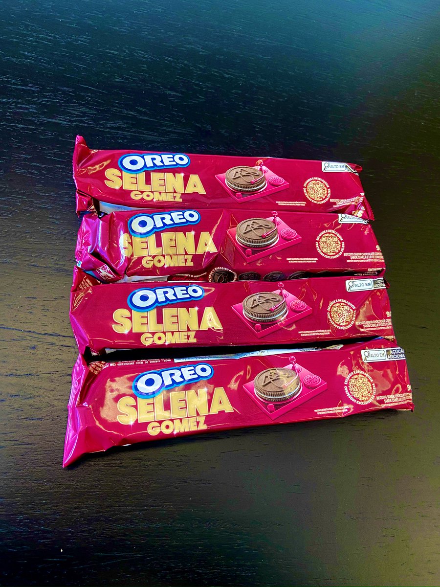 selforlive's tweet photo. Minha opinião sincera do Oreo da Selena:

Parece mais fino que os tradicionais

Nas primeiras mordidas não tem gosto de nada, mas la no final começa um gosto de canela bem forte

É bem doce 

Talvez pra comer com leite e garfo como ela gosta seja ótimo

3 / 5 ⭐️ https://t.co/grFzO5jKyd