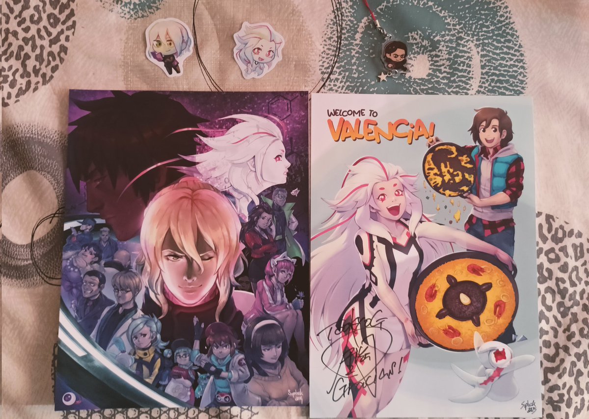 Llavero de Akiyama y merch de Zero Escape y AI de <a href="/Siplick/">☆ Siplick! @ JW VALENCIA AH26</a>