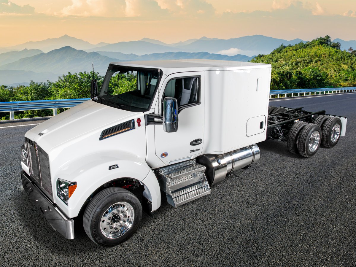 FontaineMod's tweet image. The Fontaine Cab Drop modification for Kenworth T880 sleeper cabs gives you the clearance you need—without sacrificing OEM integrity. 

Designed for quick turnaround and full compliance, it's built to keep you moving.

🔧 Learn more: fontainemodification.com/fontaine-intro…

#KenworthT880