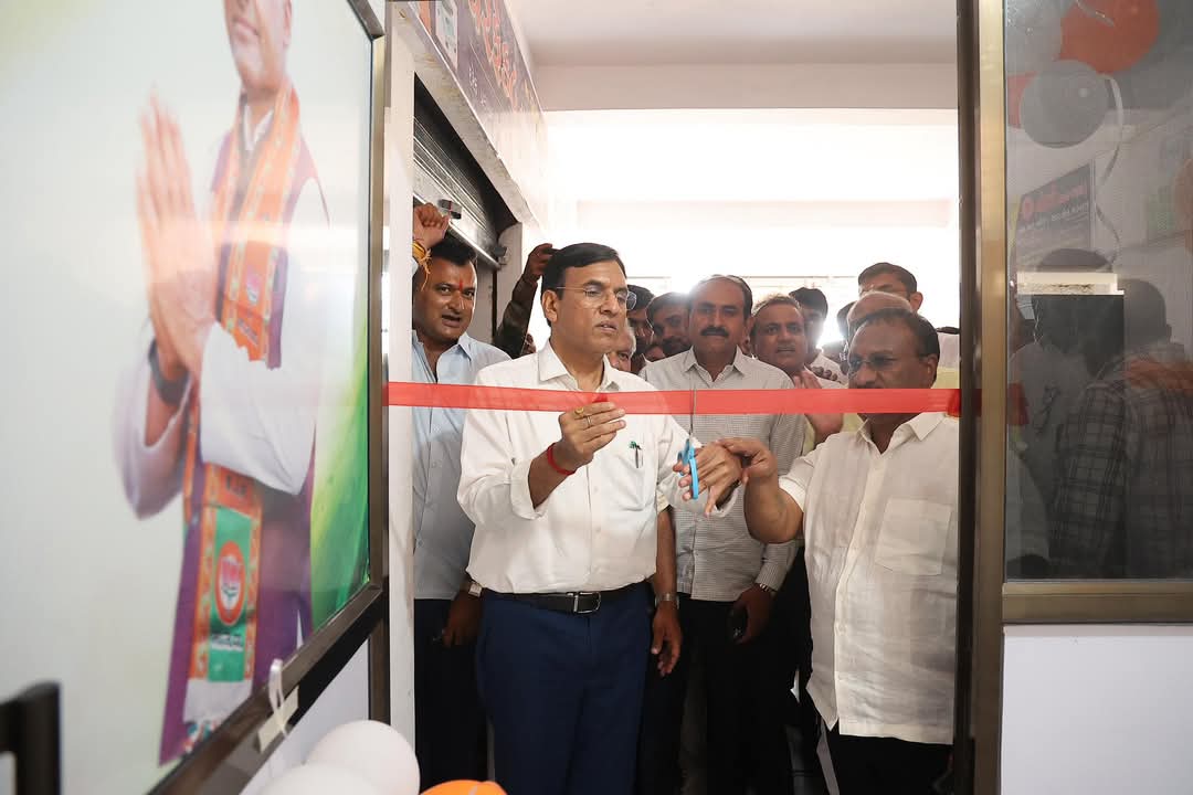 mrpithiya's tweet photo. આજરોજ ભારત સરકારના કેબિનેટ મંત્રીમાન. શ્રી મનસુખભાઈ માંડવીયાજી એ ગીર સોમનાથ જિલ્લાના ગીર ગઢડા તાલુકાના ભાજપા કાર્યાલય ઉદ્ઘાટન તેમજ મંડલ પ્રમુખ ધર્મેશભાઈ રાખોલીયા ના ઘરે ભોજન તેમજ તેમના ગામ ચોરાલી મોરલી  ખાટલા બેઠક માં ઉપસ્થિત રહે https://t.co/v2svnsGUQf